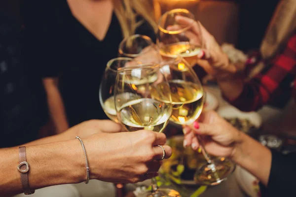 Primer plano del grupo de personas tintineando copas con vino o champán en frente de fondo bokeh. personas mayores manos. — Foto de Stock