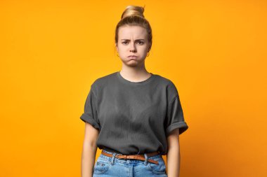 Sorunlar, sinirler, mutsuzlar, mutsuz insanlar. Tatlı, sevimli, nazik, gergin, çekici, çekici ve çekici bir kızın portresi izole arka plana bakıyor.