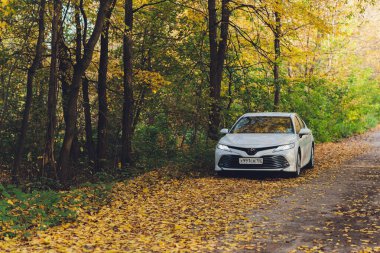 Ufa, Rusya, 07-10-2020: Yepyeni Toyota Camry hibrit model 2020. Gün batımında genel görünüm.