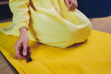 Başörtülü Müslüman kadın paspasın üzerinde dua ediyor..