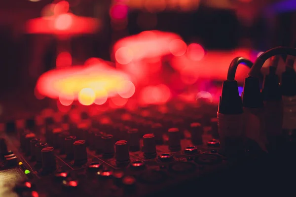 Cable de toma de audio y vídeo conectado en la parte trasera del receptor, amplificador o mezclador de música en concierto, fiesta o festival. Efecto suave sobre la foto. — Foto de Stock