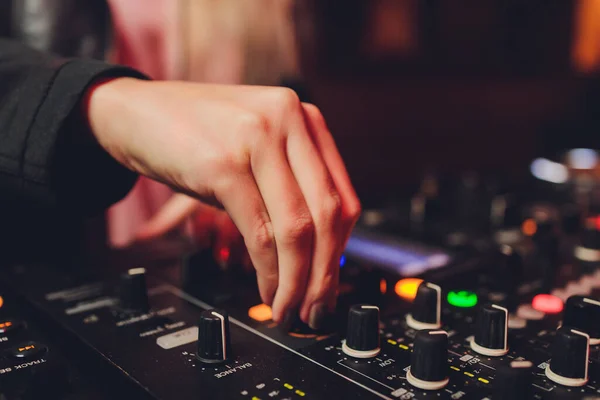 Los DJ ponen la mano en la batidora. Dj en los tocadiscos. mano en un primer plano de la batidora. Chica Hombre DJ en el mezclador remoto. — Foto de Stock