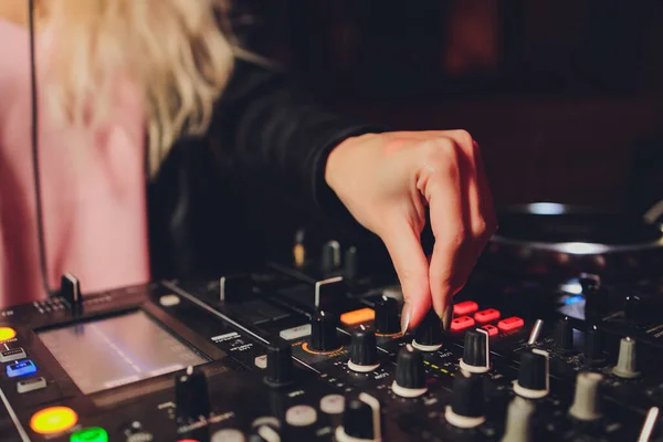 Los DJ ponen la mano en la batidora. Dj en los tocadiscos. mano en un primer plano de la batidora. Chica Hombre DJ en el mezclador remoto. — Foto de Stock