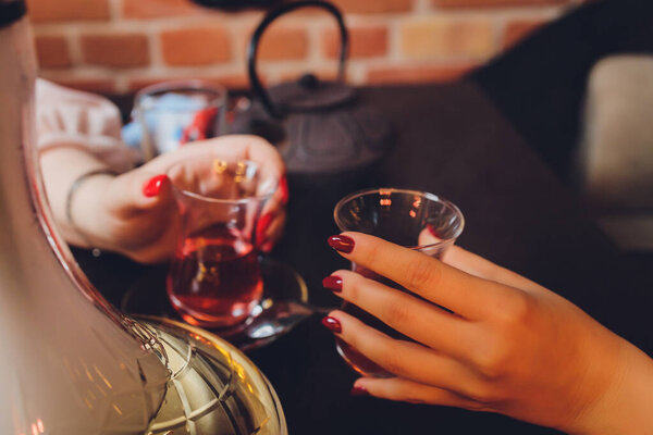 Люди на фестивале держат в руках алкогольные коктейли.