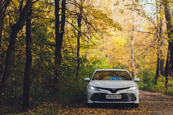 Ufa, Rusia, 07-10-2020: Nuevo modelo híbrido Toyota Camry 2020. Vista frontal general durante la puesta del sol. — Foto de Stock