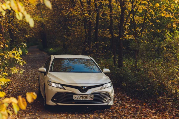 Ufa, Russland, 07.10.2020: Brandneues Toyota Camry Hybridmodell 2020. Allgemeine Frontansicht bei Sonnenuntergang. — Stockfoto