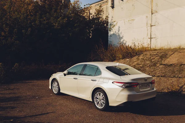 Ufa, Rússia, 07-10-2020: Novo modelo híbrido Toyota Camry 2020. Vista frontal geral durante o pôr do sol. — Fotografia de Stock