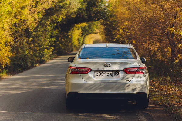 Ufa, Russia, 07-10-2020: Brand new Toyota Camry hybrid model 2020. 해 가질 때의 일반적 인 전면 광경. — 스톡 사진