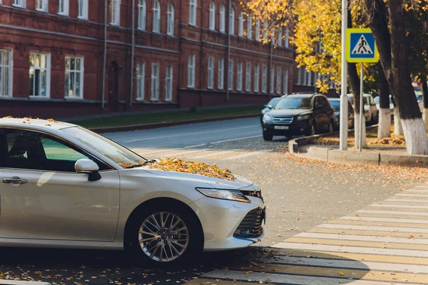 Ufa, Oroszország, 2020-10-07: vadonatúj Toyota Camry hibrid modell 2020. Általános kilátás napnyugtakor. — Stock Fotó