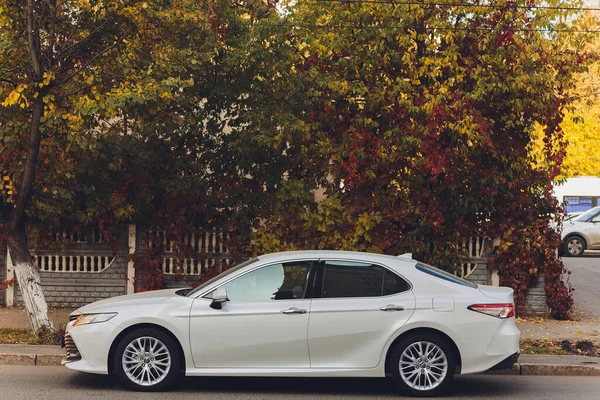 Ufa, Rússia, 07-10-2020: Novo modelo híbrido Toyota Camry 2020. Vista frontal geral durante o pôr do sol. — Fotografia de Stock