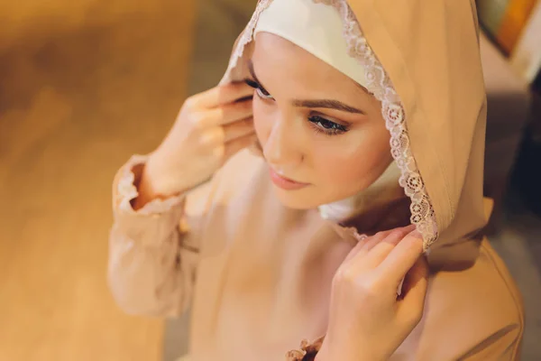 Portré pozitív csinos fiatal arab nő rózsaszín fejkendővel megható arc kézzel. — Stock Fotó