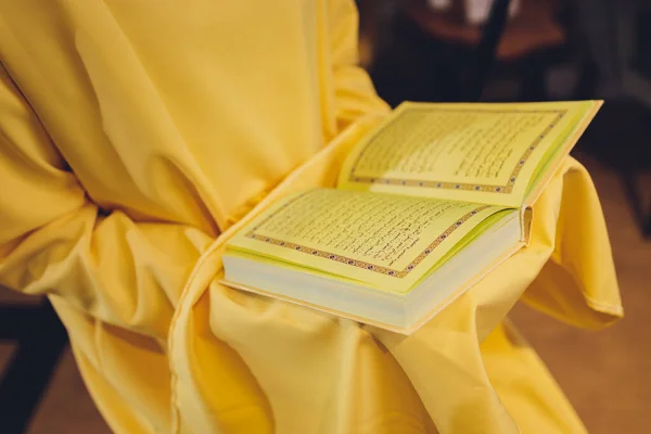 Ufa, Rússia, 3 de julho de 2019: Uma jovem muçulmana lê o Alcorão em uma mesquita no mês do Ramadã. — Fotografia de Stock