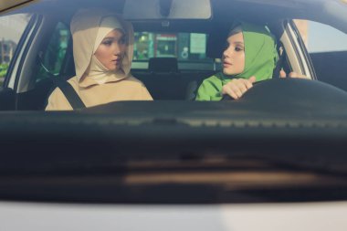 Arabayla seyahat eden Arap genç kadın çift.