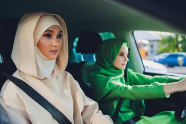 Arabayla seyahat eden Arap genç kadın çift.