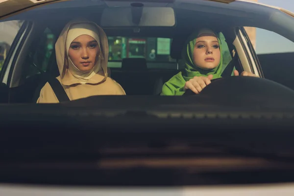 Árabe joven mujer pareja viaja en coche. —  Fotos de Stock