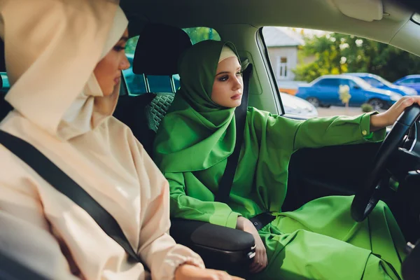 Arabisch junge Frau Pärchen mit Auto unterwegs. — Stockfoto