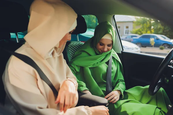 Arabisch junge Frau Pärchen mit Auto unterwegs. — Stockfoto