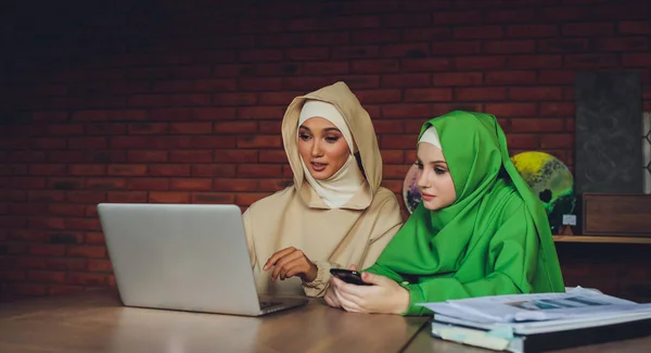 Joven musulmán asiático diseñador femenino utilizando gráficos tableta mientras se trabaja con la computadora en el estudio o la oficina. — Foto de Stock