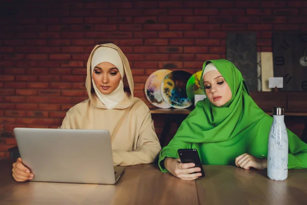 Joven musulmán asiático diseñador femenino utilizando gráficos tableta mientras se trabaja con la computadora en el estudio o la oficina. — Foto de Stock