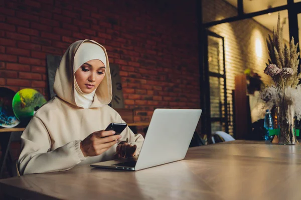 Junge muslimische asiatische Designerin nutzt Grafik-Tablet bei der Arbeit mit dem Computer im Studio oder Büro. — Stockfoto