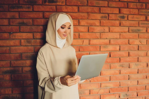 Joven musulmán asiático diseñador femenino utilizando gráficos tableta mientras se trabaja con la computadora en el estudio o la oficina. — Foto de Stock