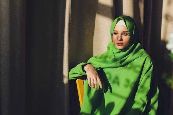 Retrato de una hermosa, elegante y atractiva joven malaya mujer musulmana asiática en un vestido y una bufanda hijab cabeza. —  Fotos de Stock