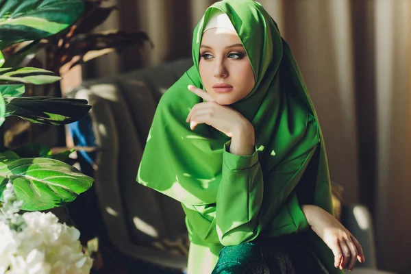 Portret pięknej, eleganckiej i atrakcyjnej młodej malajskiej muzułmanki azjatyckiej w sukience i szaliku hidżabskiej głowy. — Zdjęcie stockowe