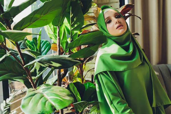 Porträt einer schönen, eleganten und attraktiven jungen malaiisch-asiatischen Muslimin in einem Kleid und einem Hijab-Kopftuch. — Stockfoto