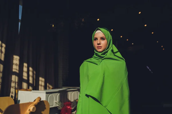 Egy gyönyörű, elegáns és vonzó fiatal maláj ázsiai muszlim nő portréja ruhában és hidzsáb fejkendőben.. — Stock Fotó