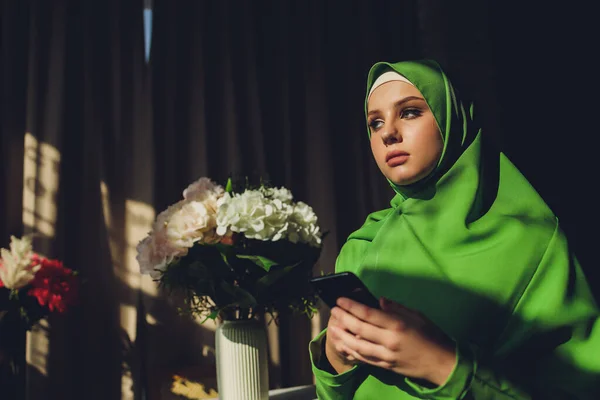 Πορτρέτο μιας όμορφης, κομψής και ελκυστικής νεαρής Μαλαισίας Ασιάτισσας Μουσουλμάνας με φόρεμα και μαντίλα στο κεφάλι. — Φωτογραφία Αρχείου