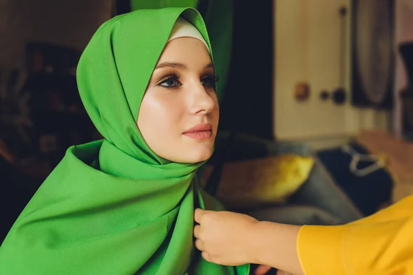 Porträt einer schönen, eleganten und attraktiven jungen malaiisch-asiatischen Muslimin in einem Kleid und einem Hijab-Kopftuch. — Stockfoto