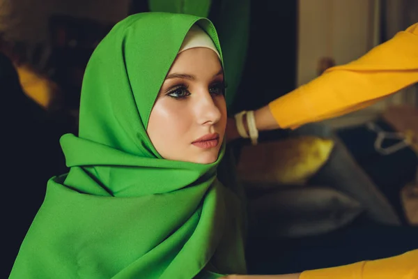 Retrato de una hermosa, elegante y atractiva joven malaya mujer musulmana asiática en un vestido y una bufanda hijab cabeza. — Foto de Stock