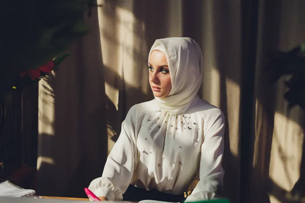 Retrato de una hermosa, elegante y atractiva joven malaya mujer musulmana asiática en un vestido y una bufanda hijab cabeza. — Foto de Stock