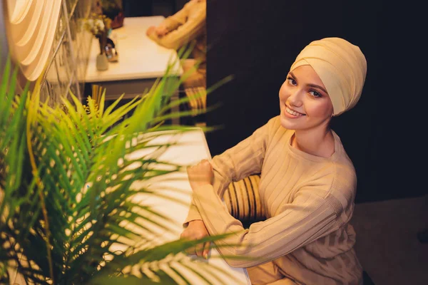Portrait d'une belle, élégante et séduisante jeune femme musulmane asiatique malaise en robe et foulard en hijab. — Photo