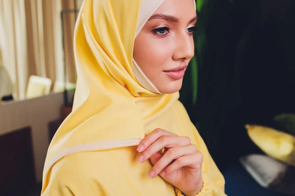 Portret pięknej, młodej Arabki w różowej chustce dotykającej dłoni twarzą. — Zdjęcie stockowe