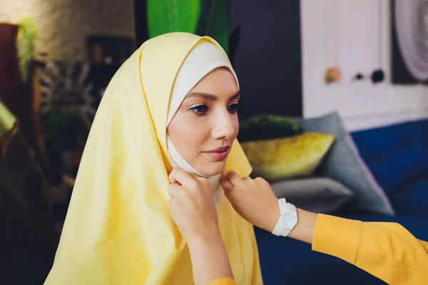Портрет красивой, элегантной и привлекательной молодой малайской мусульманки в платье и хиджабском шарфе. — стоковое фото