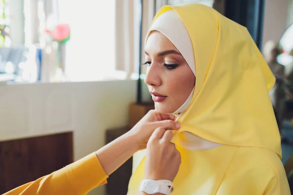Retrato de una hermosa, elegante y atractiva joven malaya mujer musulmana asiática en un vestido y una bufanda hijab cabeza. — Foto de Stock