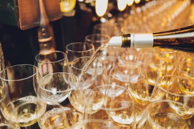 Arka planda Bardakta Beyaz Şarap Tazeleyici.