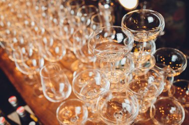 Arka planda Bardakta Beyaz Şarap Tazeleyici.