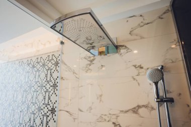 Havza musluğu, banyo banyosu mikseri, şelale musluğu ve küvetin yan tarafında duş başlığı. dikdörtgen modern tasarım.