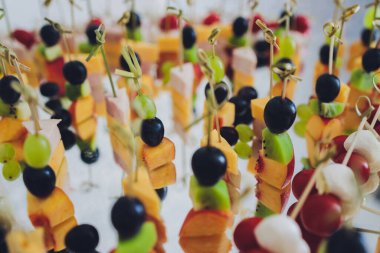 Kanepe, aperatifler, masada, büfe menüsü, Avrupa mutfağı, karides, ahşap arka planda mini burger..