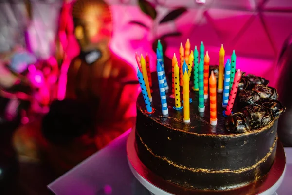Торт на день народження зі свічками, яскраве світло боке . — стокове фото