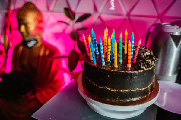 Bolo de aniversário com velas, bokeh luzes brilhantes. — Fotografia de Stock