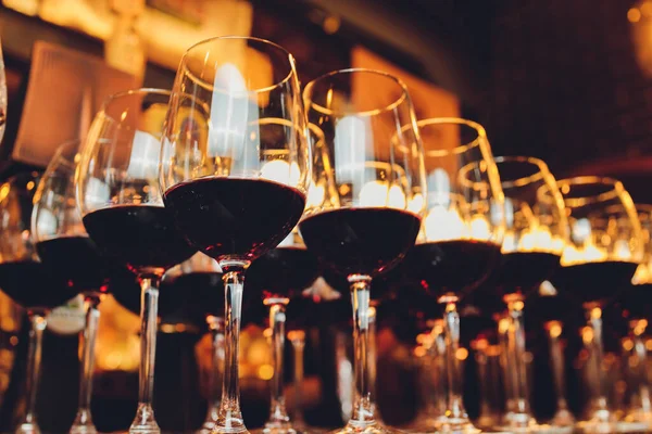Vino rosso in bicchieri. Profondità di campo ridotta. — Foto Stock