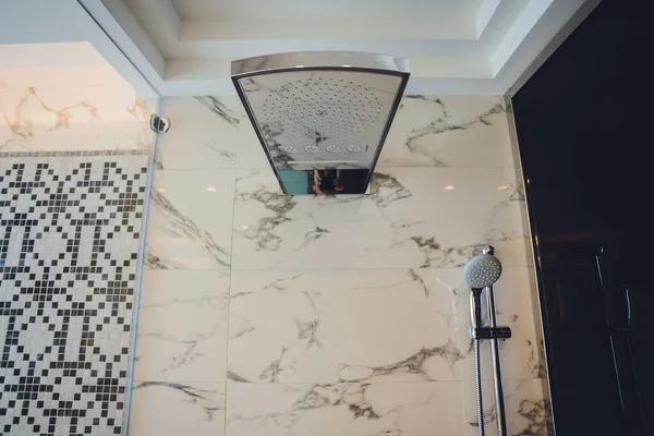 Бассейн смеситель кран, ванна душ смеситель, водопад кран и душ голову на стороне ванной крупным планом. прямоугольный современный дизайн. — стоковое фото