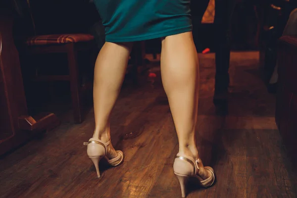 Крупним планом молода жінка ноги в червоному високоочікуваному натуральному шкіряному взутті . — стокове фото