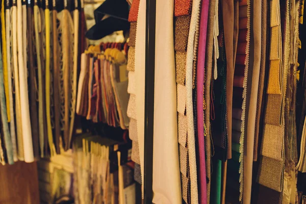 Zestaw różnych ubrań na rynku. — Zdjęcie stockowe