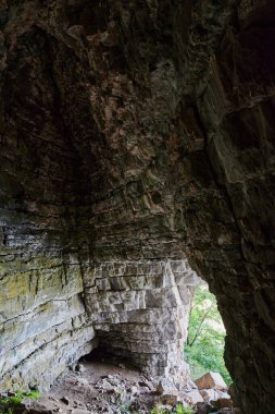 İçinde taş bir mağara. Girişe yakın görünüm.
