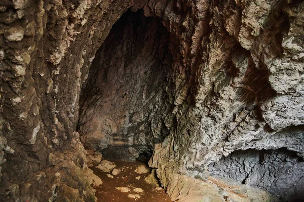 Caverna de pedra dentro. vista perto da entrada. — Fotografia de Stock