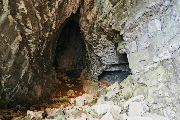 Caverna de pedra dentro. vista perto da entrada. — Fotografia de Stock